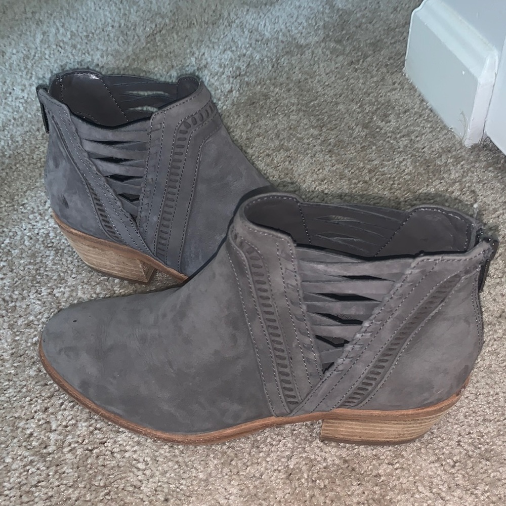 Vince Camuto ankle boot grey size 6